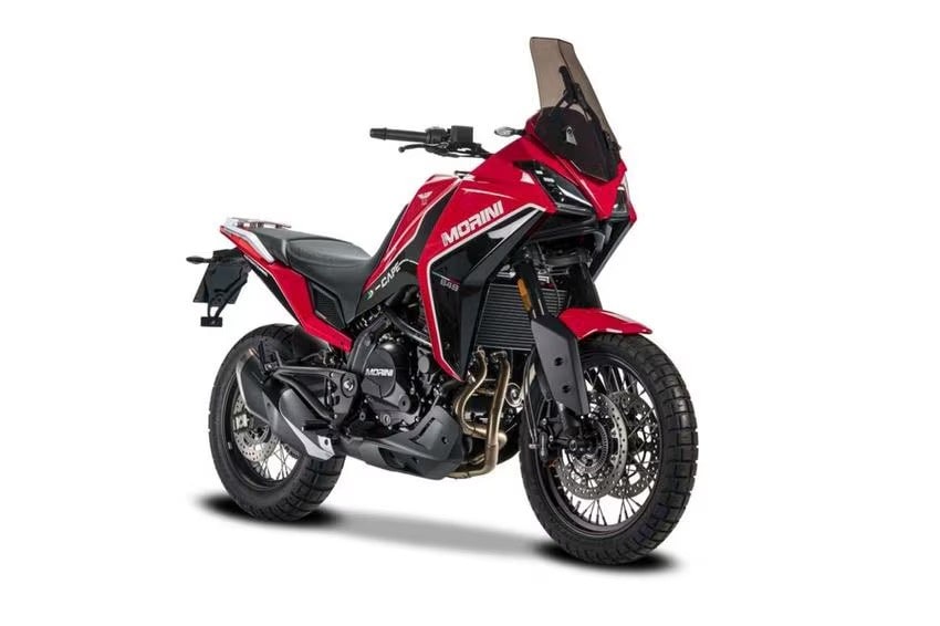 <div class='descrGalleryTitle'>Moto Morini X-Cape 649</div><div class='descrGalleryText'><p>È sul mercato dal 2021 e, almeno qui in Italia, è stata l’arma del <b>rilancio dello storico marchio Moto Morini</b>. Come va per la maggiore, il propulsore è un bicilindrico parallelo, nella cilindrata di 649 cc, con 61 cavalli a 8.500 giri e 56 Nm a 7.000. L’aspetto, va detto, è più adventure di quanto non sia la piattaforma meccanica, ma la <b><a href="https://www.dueruote.it/moto-scooter/moto-morini/moto-morini-x-cape-649-cerchi-in-lega/">X-Cape</a></b> è comunque una moto capace di raggiungere quella caletta nascosta che si vedeva dalla strada costiera, ben oltre dove l’asfalto finisce, per quanto rimanga un <b>mezzo prevalentemente stradale.</b> La forcella è una poderosa unità con steli da 50 mm, ma l’escursione non supera i 160 mm, così come quella della ruota posteriore si ferma a 135. La posizione di guida è confortevole anche per i piloti alti, si guida a busto eretto con un'ottima protezione dalle plastiche, il manubrio è largo e la <b>ruota anteriore da 19”</b> scorre con sicurezza sopra eventuali asperità e asfalto sporco o rovinato.&nbsp;I viaggi anche lunghi sono alla portata, complici i bassi consumi e le basse vibrazioni. E per orientarsi, le ultime versioni offrono <b>la navigazione con mappe complete sull’ampio cruscotto TFT </b>a colori da 7”. Parte da 7.190 euro.</p>
</div>